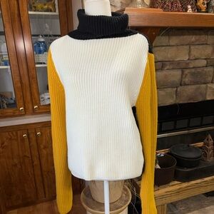 COLORBLOCK TURTLENECK OVERSIZED SWEATER SIZE SMALL. BLACK WHITE & GOLD. HEAVY